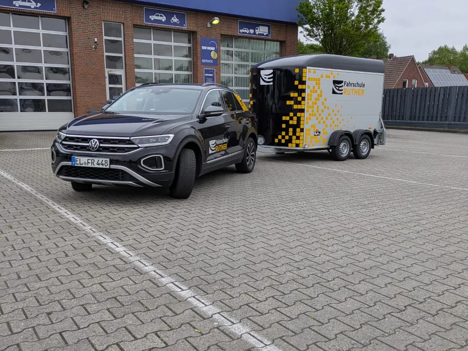 Fahrschulwagen VW T-Roc der Fahrschule Rüther mit Anhänger-Gespann für Klasse BE