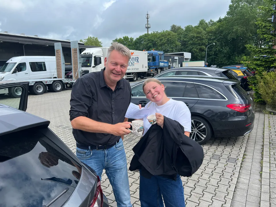 Frank Rüther gratuliert einer Fahrschülerin zur bestandenen Prüfung