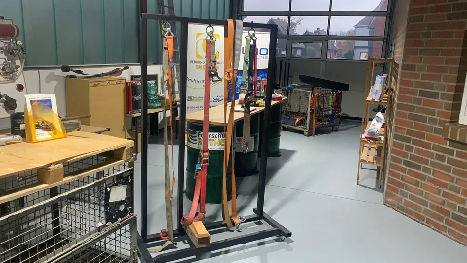 Zurrgurte und Übungsmaterial für die Ladungssicherung in der Schulungshalle