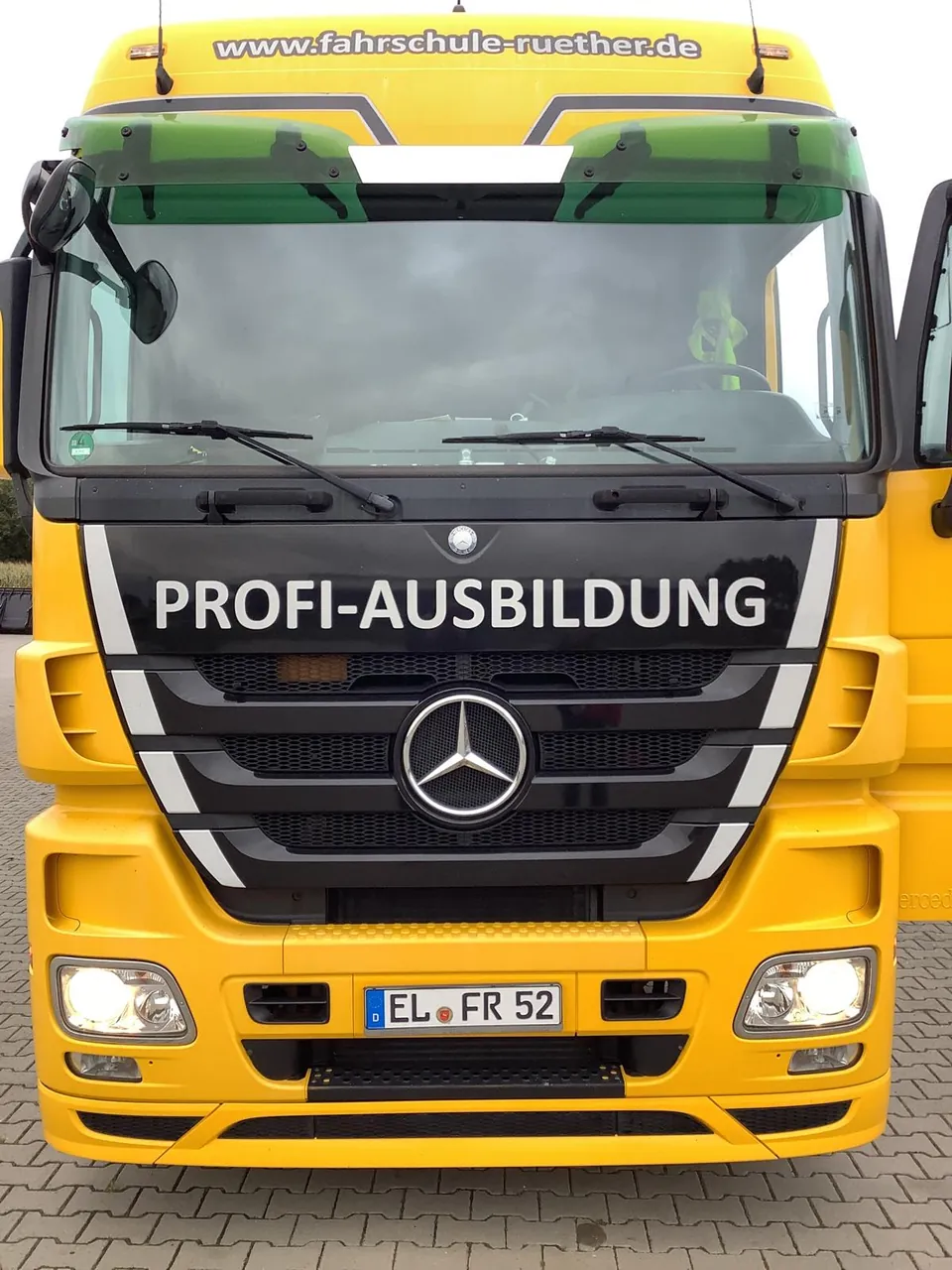 Schulungs-LKW Mercedes Actros der Fahrschule Rüther mit Aufschrift „PROFI-AUSBILDUNG“