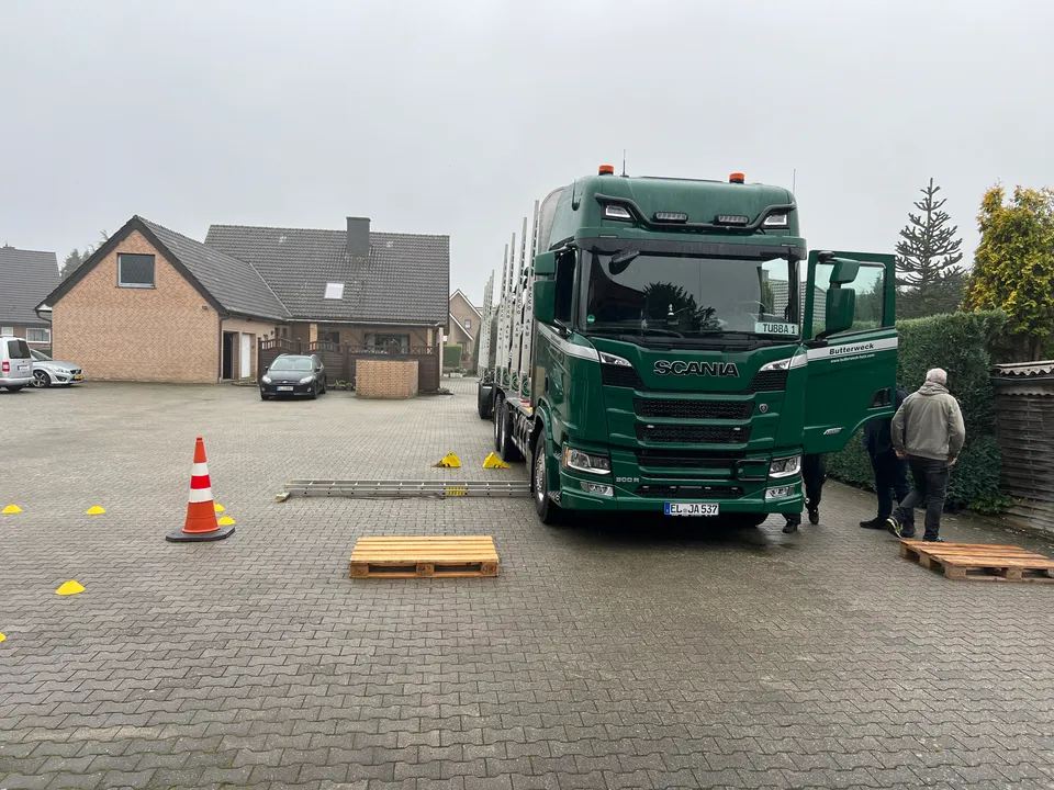 Rangierübung mit einem Lkw auf dem Hof, abgesteckt mit Pylonen und Paletten
