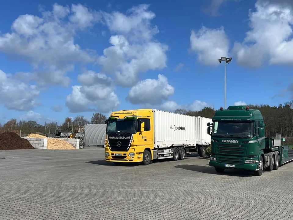 Schulungs-LKW Mercedes Actros der Fahrschule Rüther („PROFI-AUSBILDUNG“) auf dem Hof