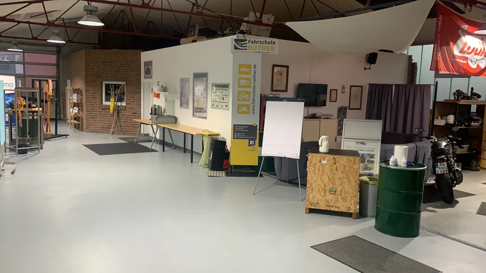 Schulungshalle der Fahrschule Rüther mit Ladungssicherungs-Equipment